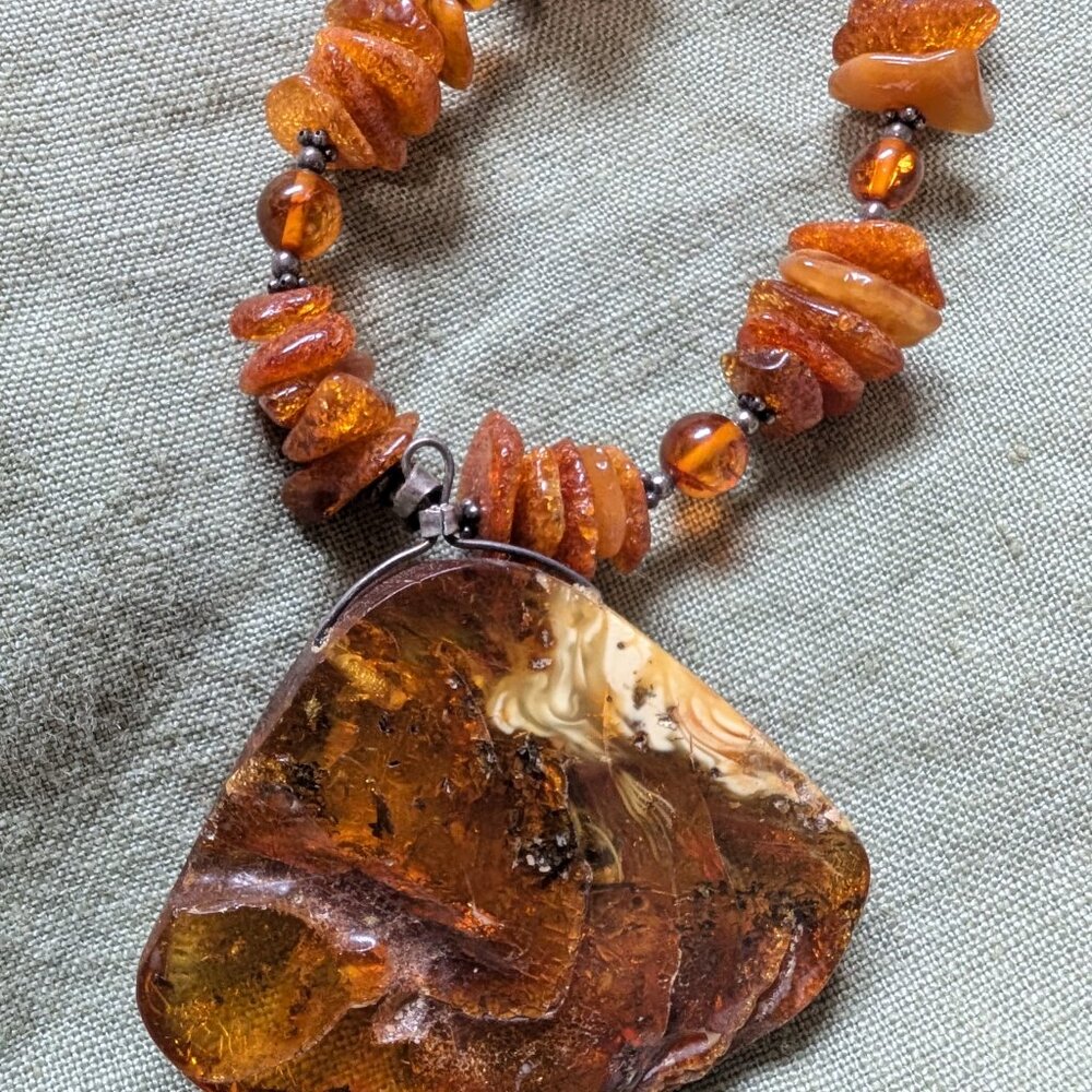 Large Amber pendant necklace - Picture 4 of 5